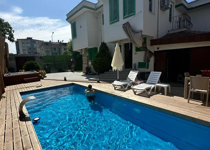 Yesil Panjurlu Bahceli Villa